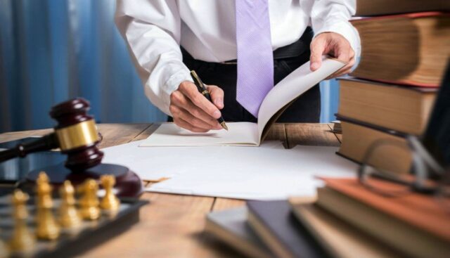 Chi phí thuê luật sư thế nào là hợp lý