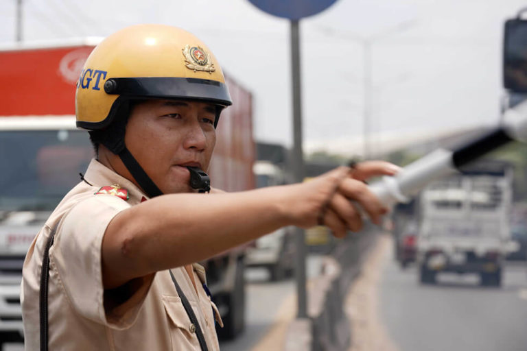 Trường hợp nào cảnh sát giao thông được phép nổ súng theo quy định?