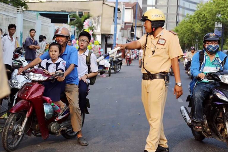 03 Trường hợp không phải đội mũ bảo hiểm người đi mô tô, xe máy nên biết
