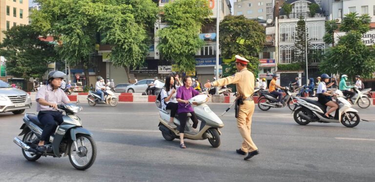 CSGT đi một mình có được dừng xe xử phạt không?