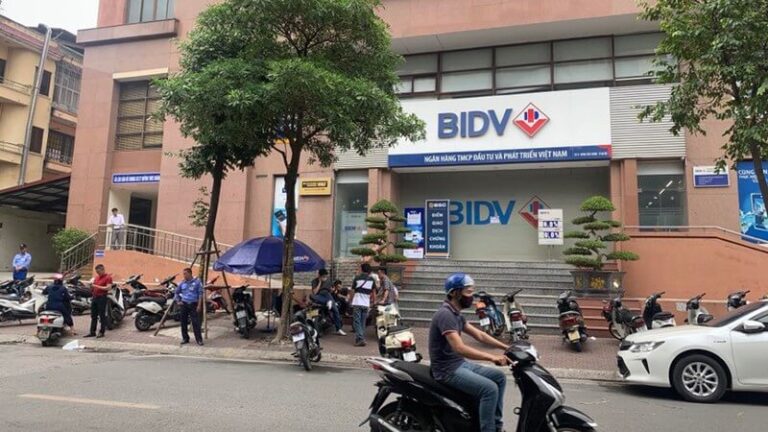Phạt bao nhiêu năm tù cho người cướp ngân hàng?