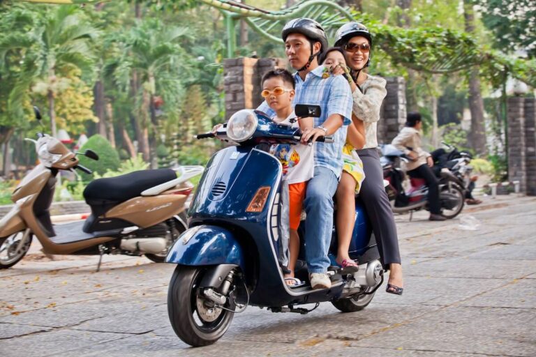 03 trường hợp xe máy được chở thêm tối đa hai người