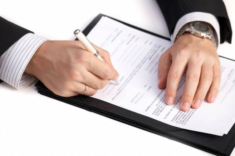 Có nên mua bán đất bằng hợp đồng ủy quyền không?